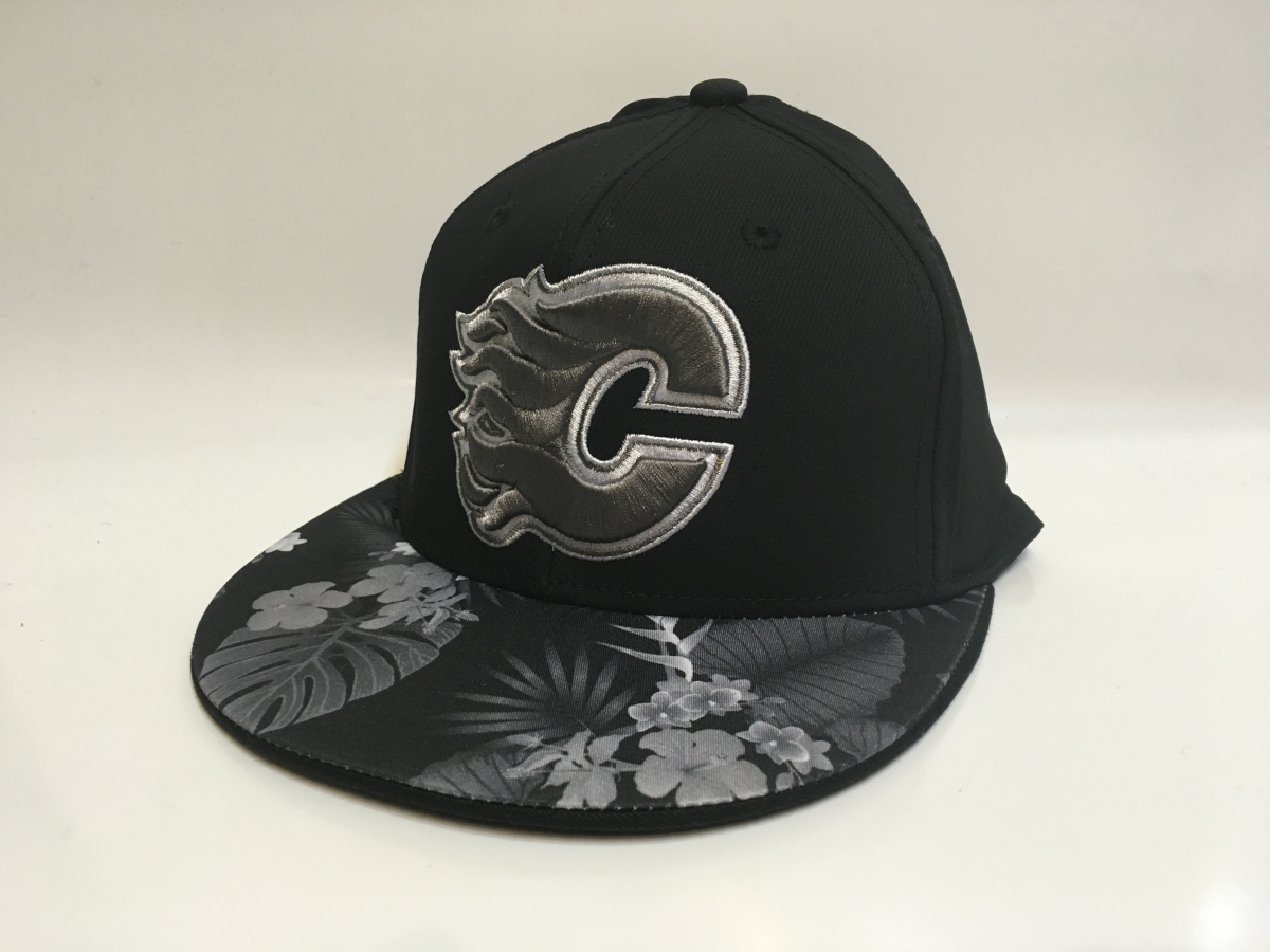 Calgary Flames čepice flat kšiltovka Hawaii Flat Flex
